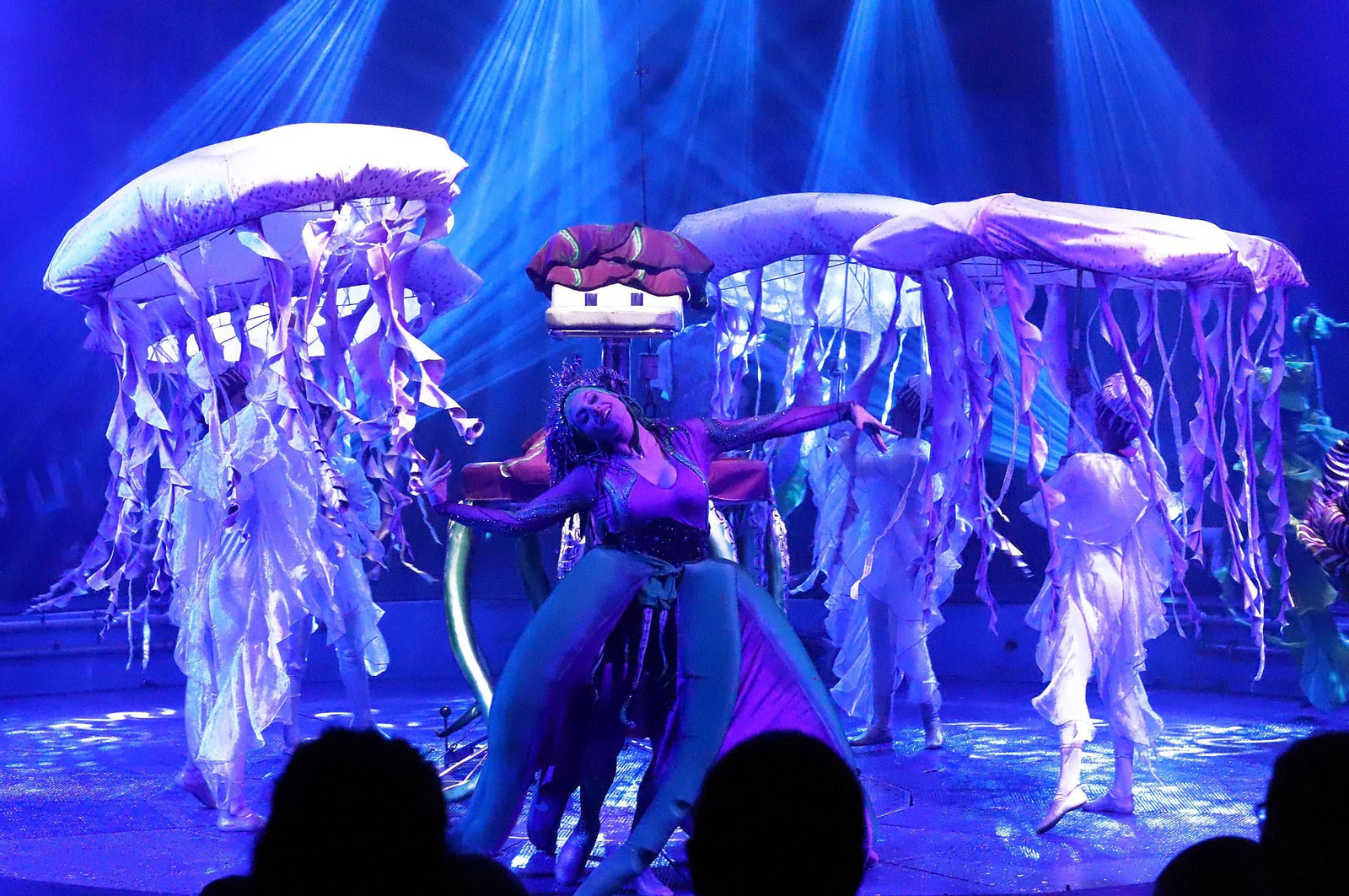 El Circo Alegría muestra su espectáculo sobre el agua, en imágenes