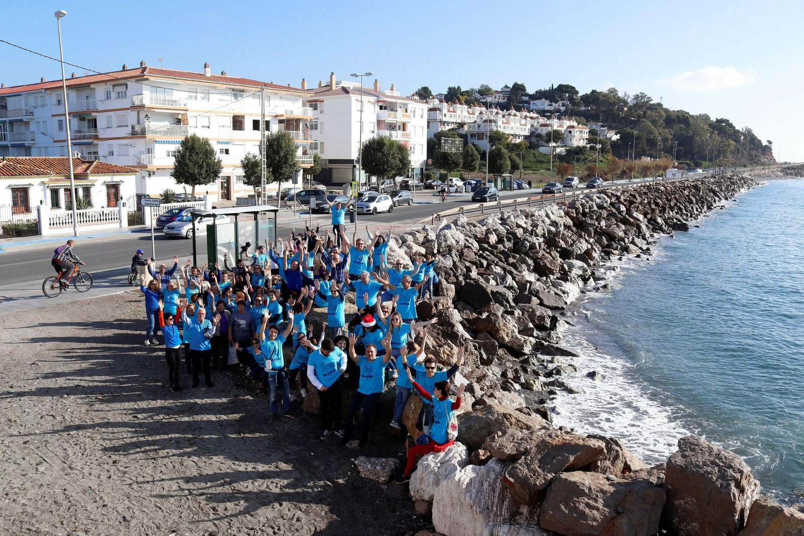 Una actividad medioambiental en la regeneración de la playa de Mezquitilla