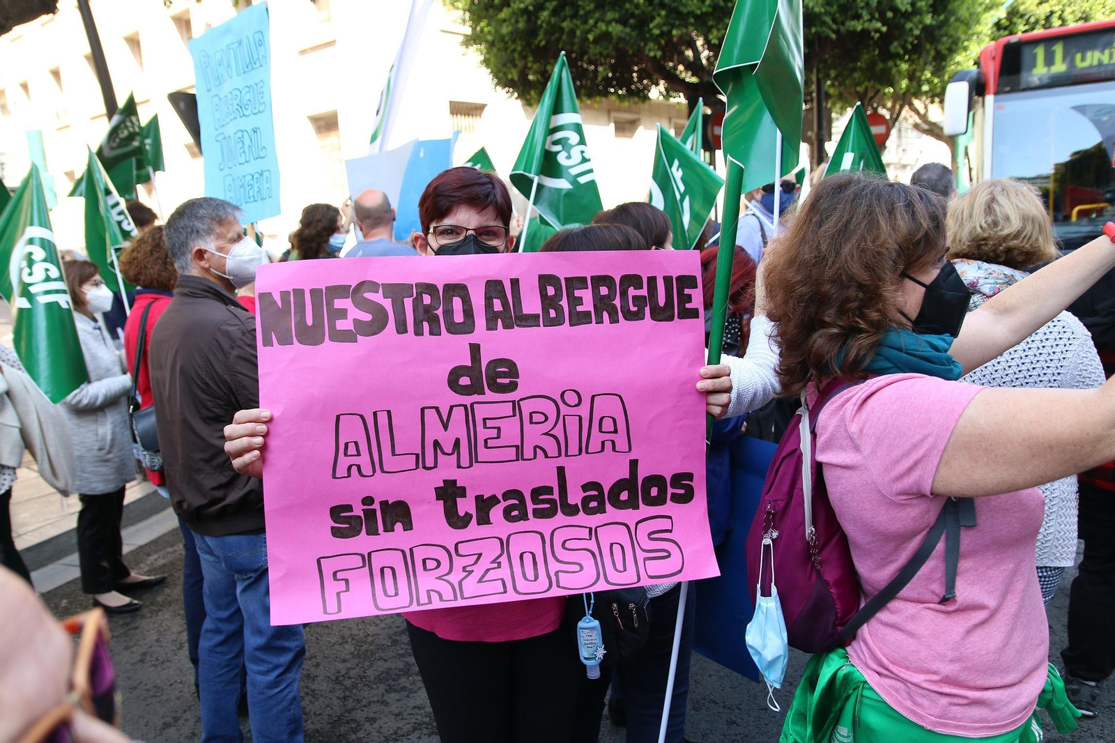 Manifestación de los trabajadores del albergue juvenil el pasado lunes en el Paseo de Almería.