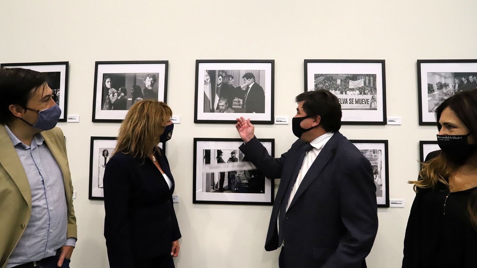 Autoridades durante la visita a la exposición de las fotografías del anauario