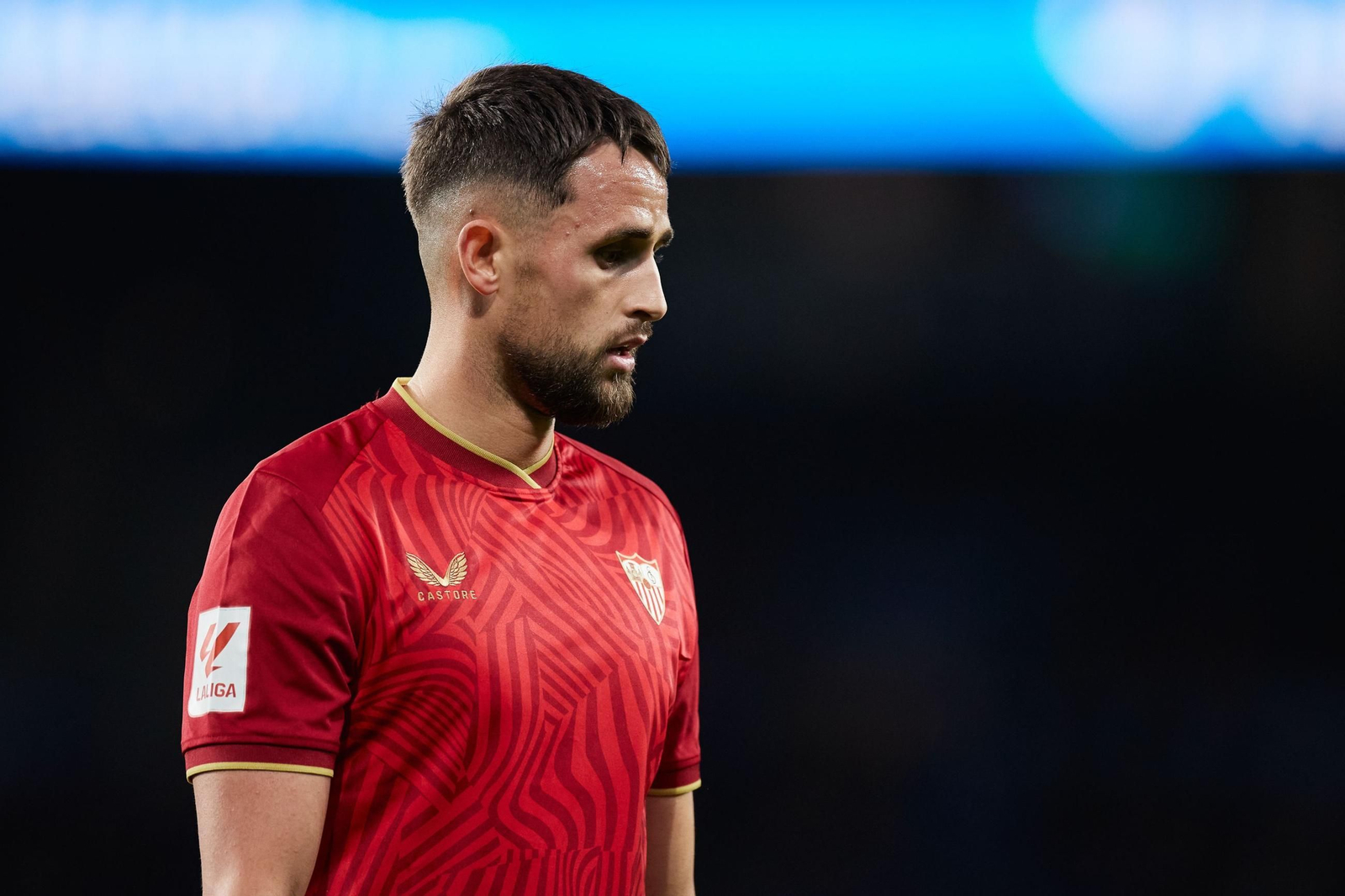 Januzaj, con la camiseta del Sevilla en el 2023 en un partido en el Reale Arena contra la Real Sociedad.