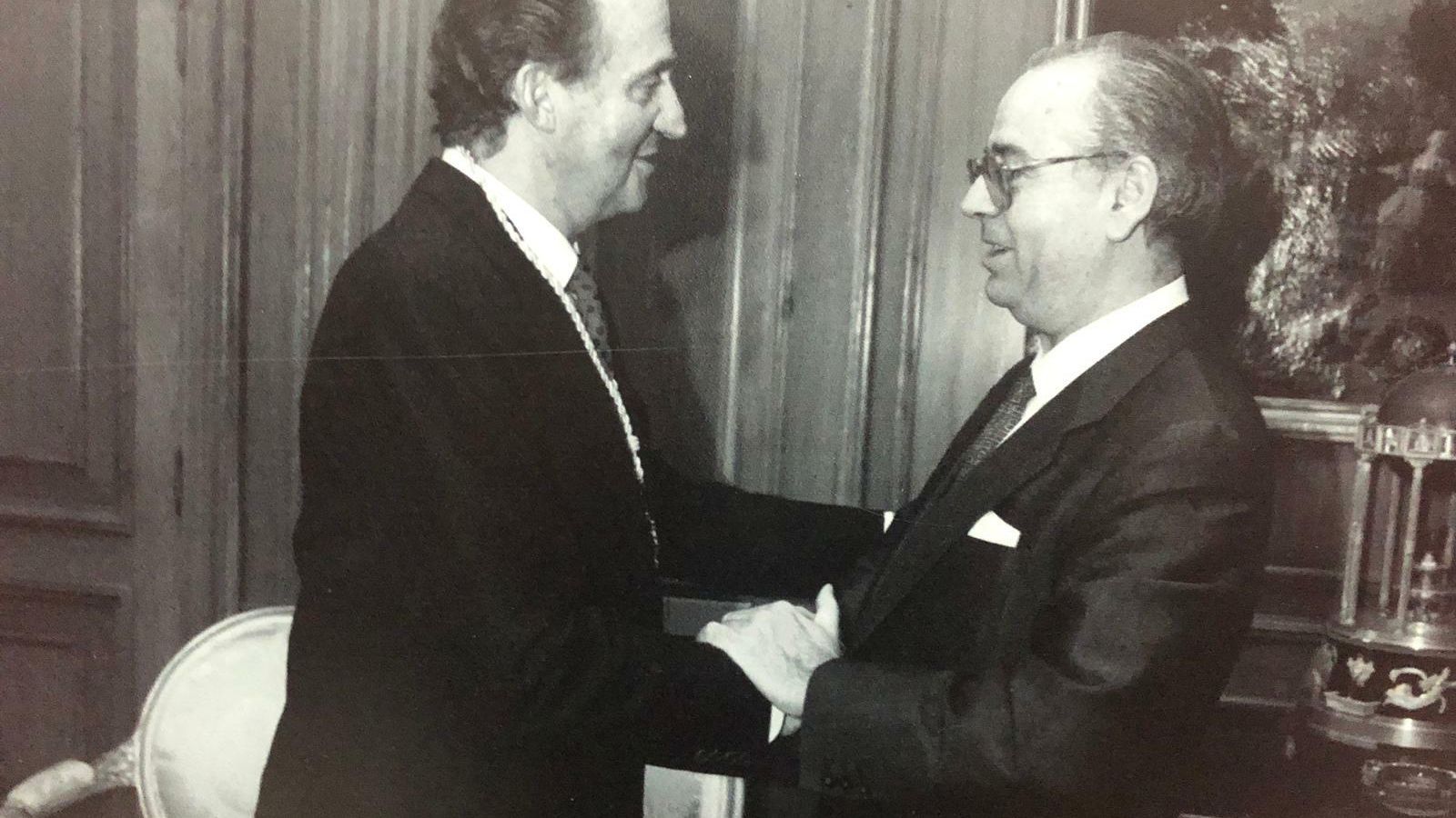 Santiago Gutiérrez Anaya, como presidente del consejo general de administradores de fincas, dando la medalla de administrador honorario al entonces rey Juan Carlos I.
