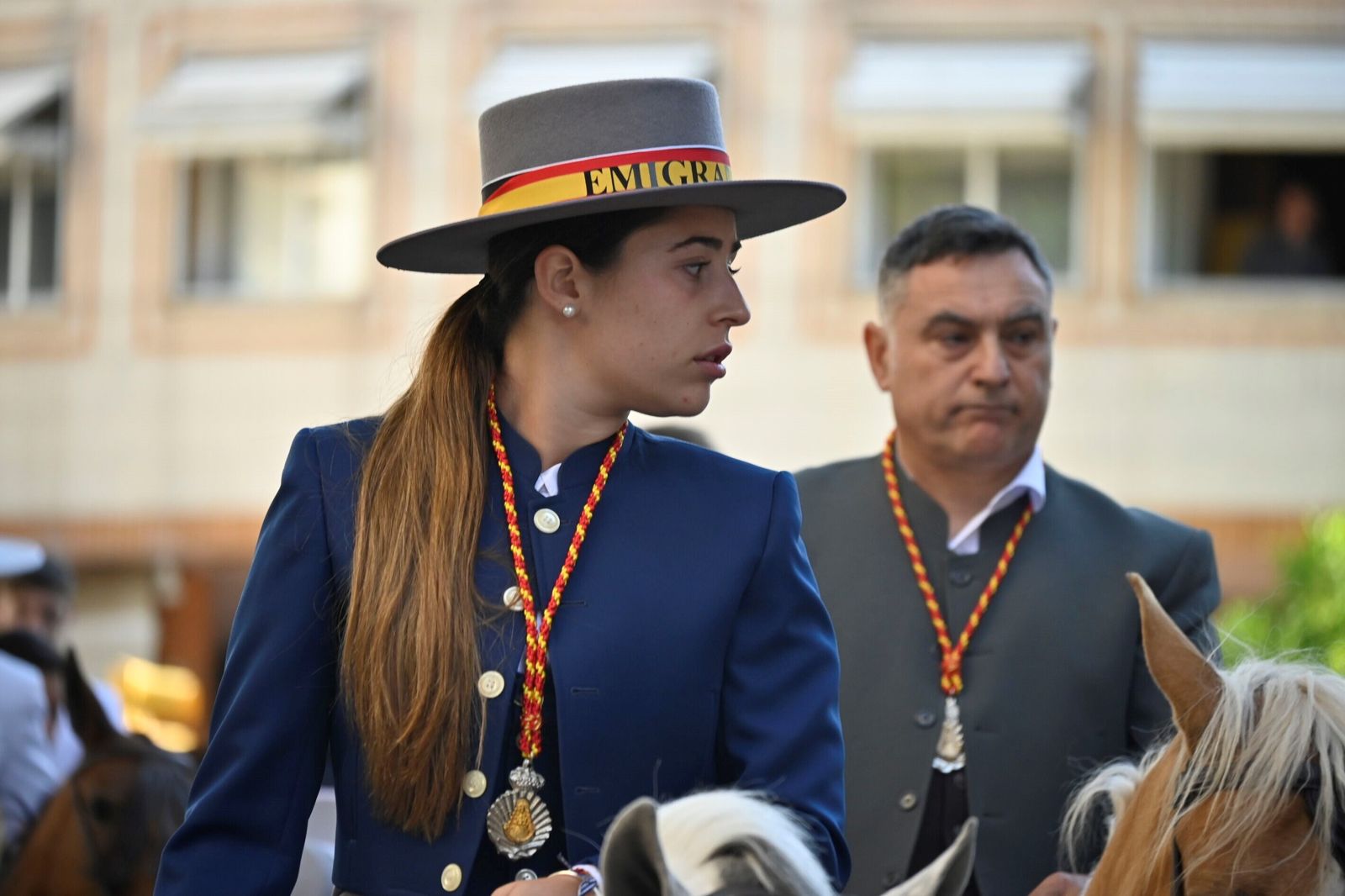 Imágenes de los peregrinos de la Hermandad de Emigrantes en su salida por las calles de Huelva
