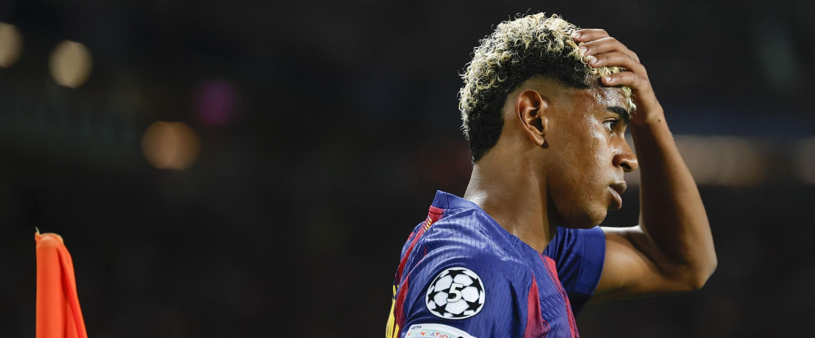 Lamine Yamal se echa las manos a la cabeza en el partido contra el PSG.