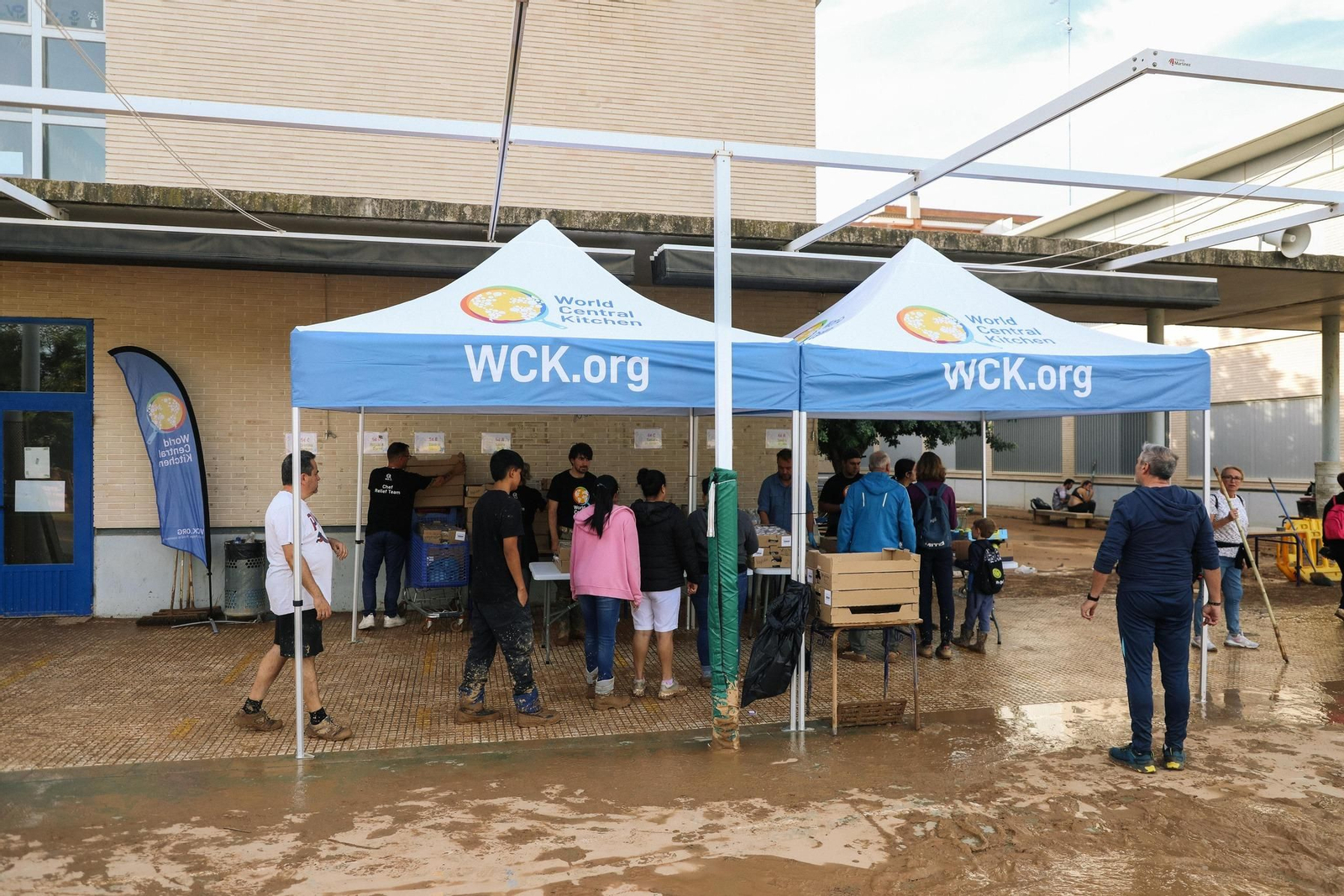 El  punto de distribución de comidas de World Central Kitchen en Paiporta.