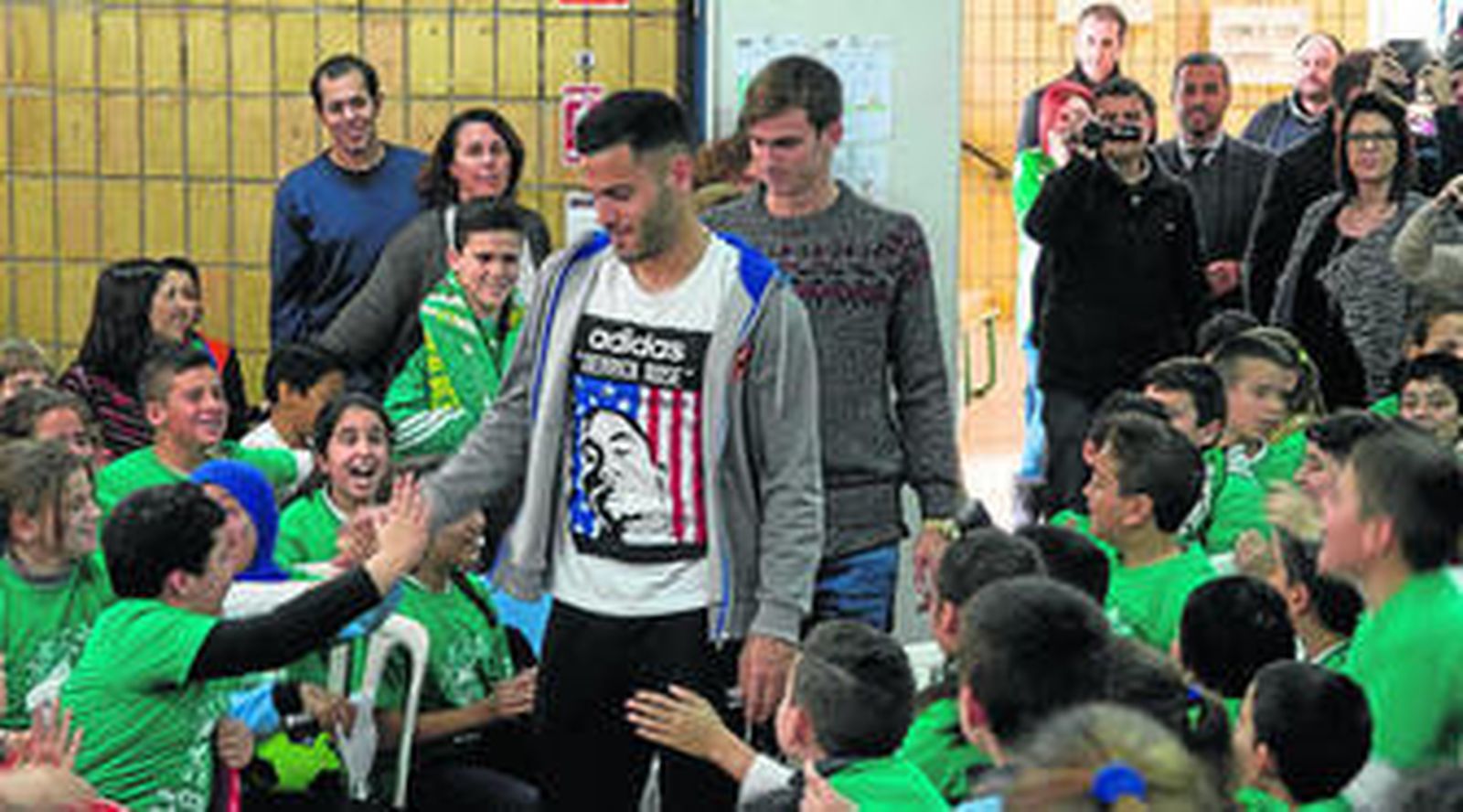 Bruno y Fabián, en la visita de ayer al Colegio Público Juan XXIII, en el barrio de Rochalemabert.