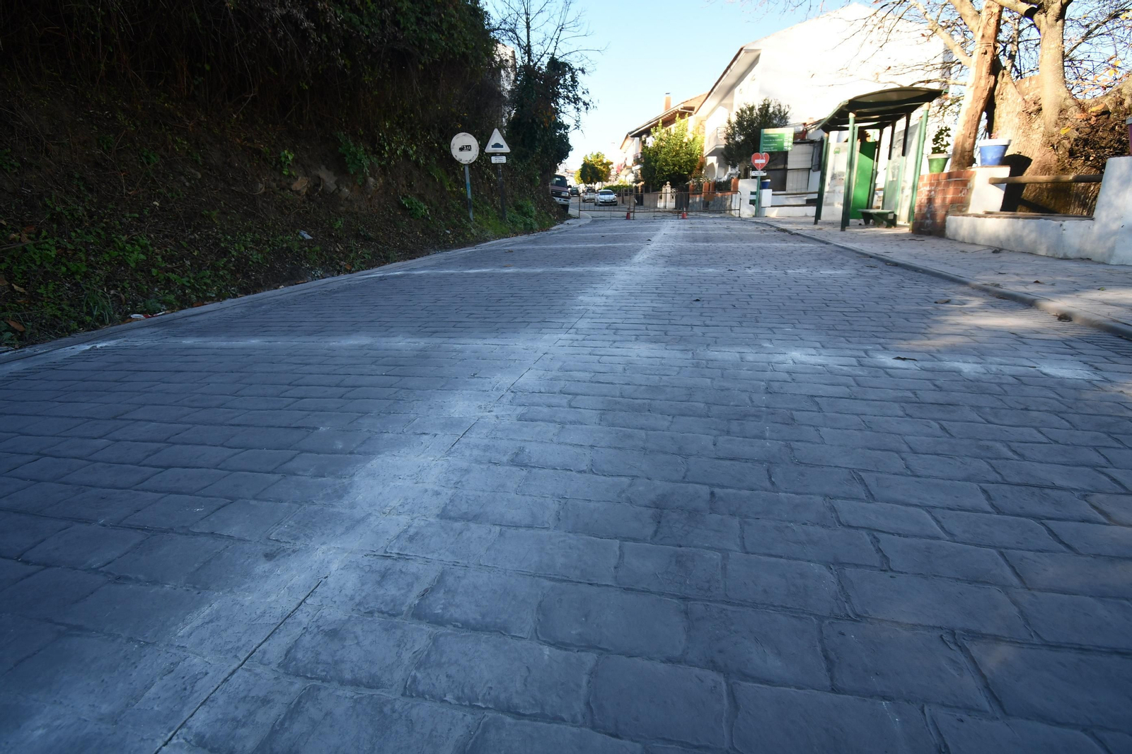 Nuevo pavimento de acceso a Pujerra.