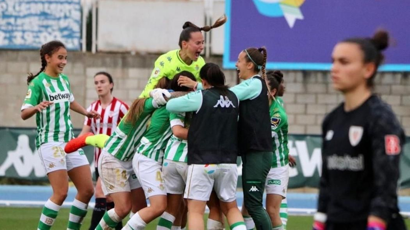 Las jugadoras del Betis celebran el triunfo ante el Athletic.