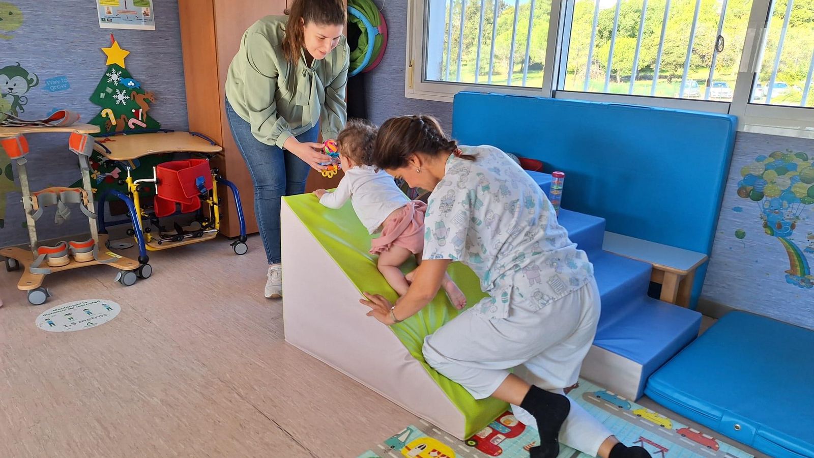 Virginia Boza, con una menor y su mamá en la Unidad de Rehabilitación Infantil del hospital Infanta Elena. Virginia Boza, con una menor y su mamá en la Unidad de Rehabilitación Infantil del hospital Infanta Elena.