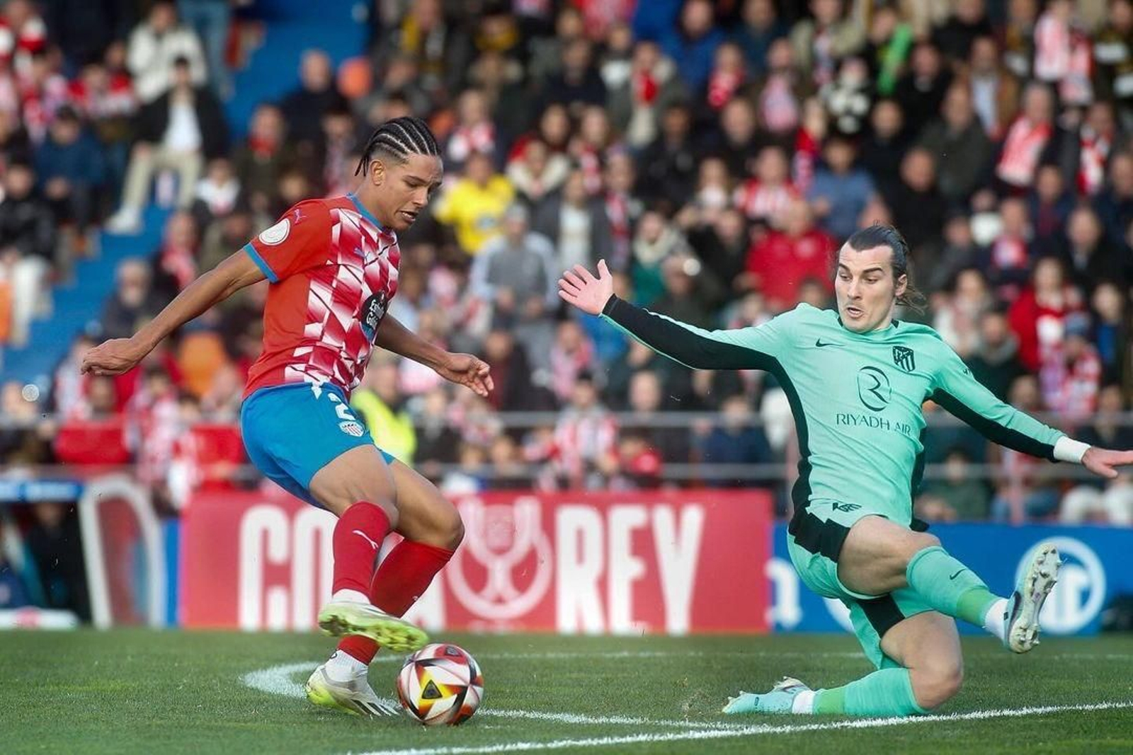 Leandro Antonetti regateando a Söyüncü en Copa del Rey