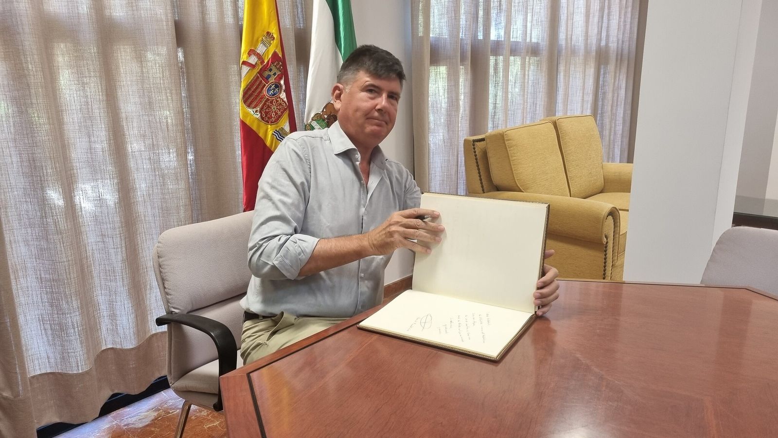 Manuel Pimentel firma en el libro de honor de la UNIA.