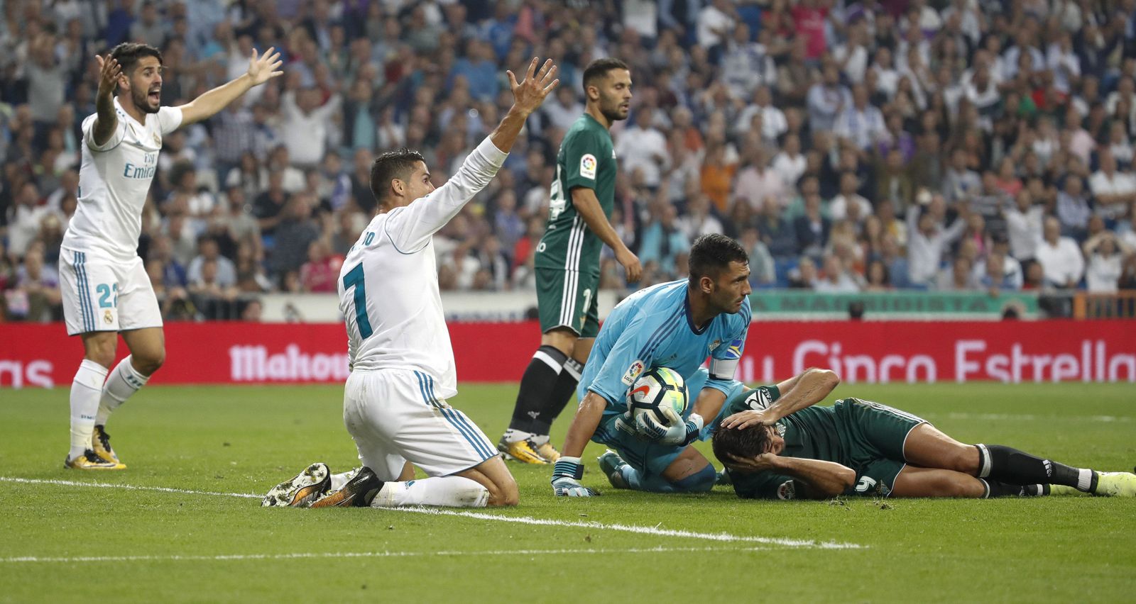 Adán, junto a Cristiano Ronaldo, que pide penalti