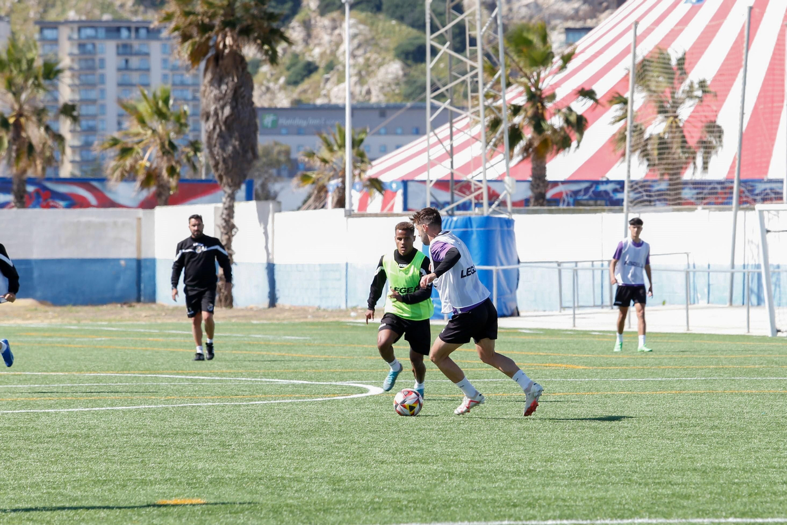 La Balona prepara sobre césped sintético el partido en Lebrija