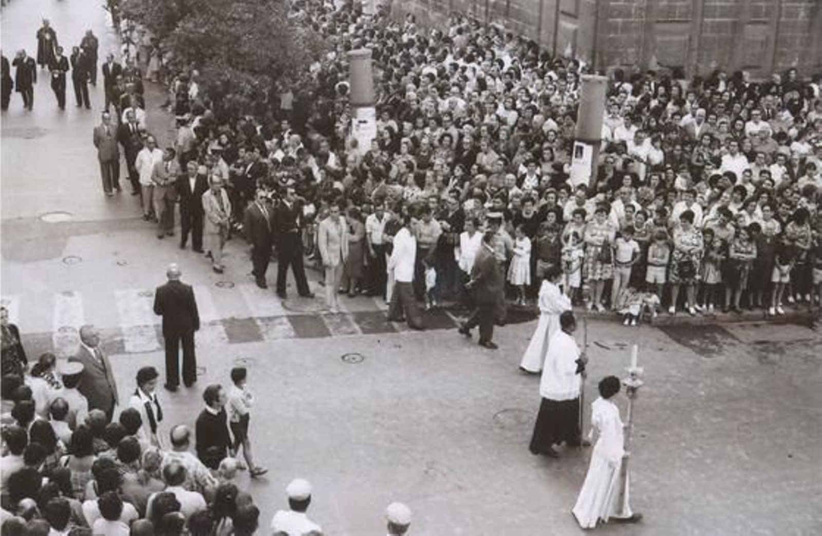 Cortejo. Los miembros de la asociación acompañaban a la Virgen sin cirios. De espaldas, en el centro, está el recordado Juan Castro Nocera.

Foto: Jesus Martin Cartaya