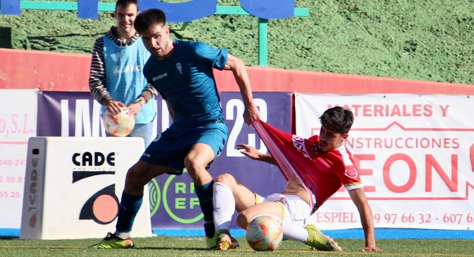 Marc Esteban, del Córdoba B, lucha por el balón en el duelo ante el Atlético Espeleño.