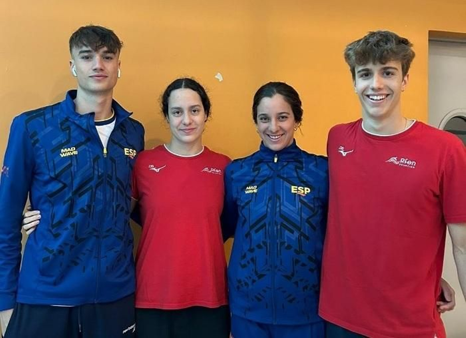 Carlos Garach, a la izquierda, junto a otros nadadores andaluces.