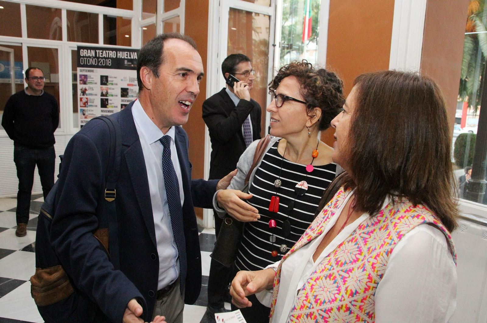 Imágenes de la conferencia y desayuno-coloquio de Gabriel Cruz, alcalde de Huelva