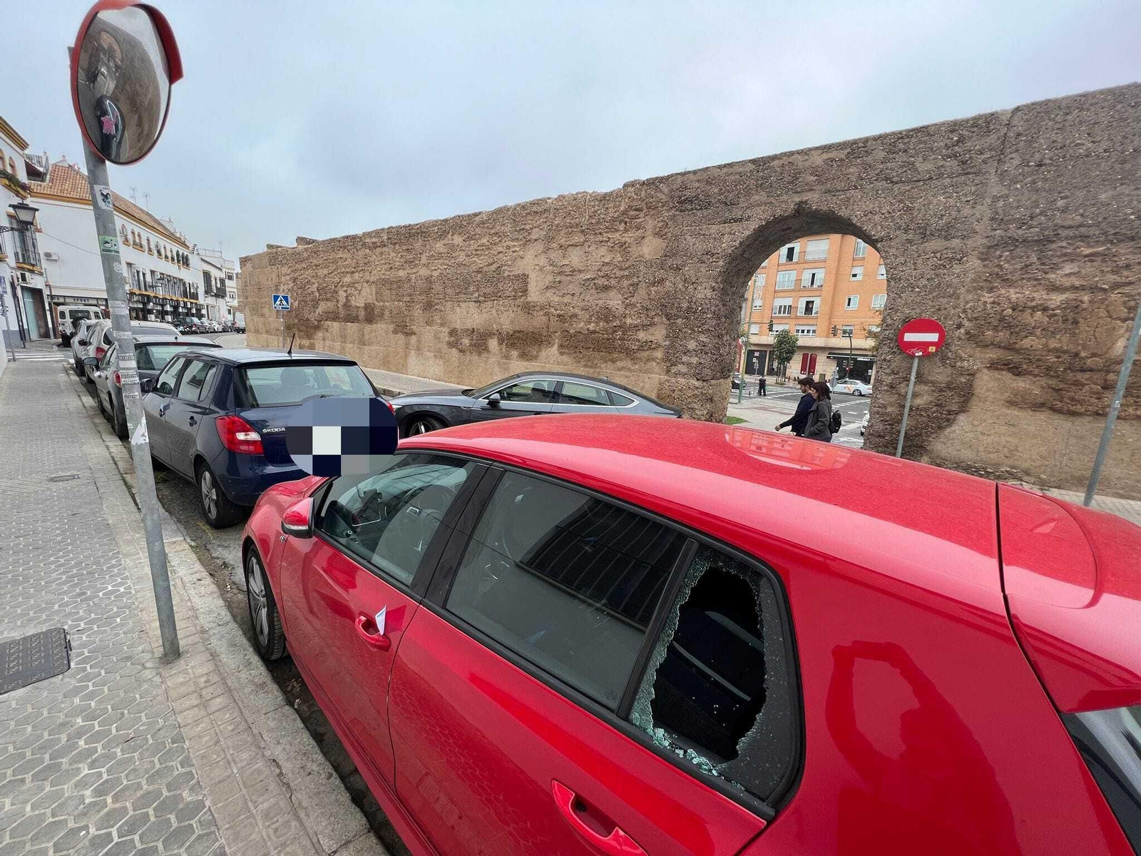 Revientan varios coches aparcados junto a la Muralla de la Macarena
