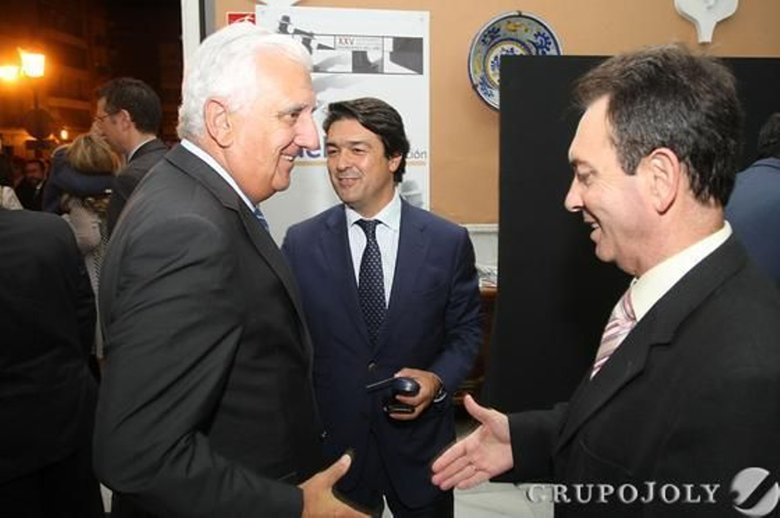 El presidente de la Confederación de Empresarios de Andalucía, Santiago Herrero, junto a Antonio Jesús Sánchez Bravo y Francisco Aguilar, de La Caixa. 

Foto: Alberto Domínguez