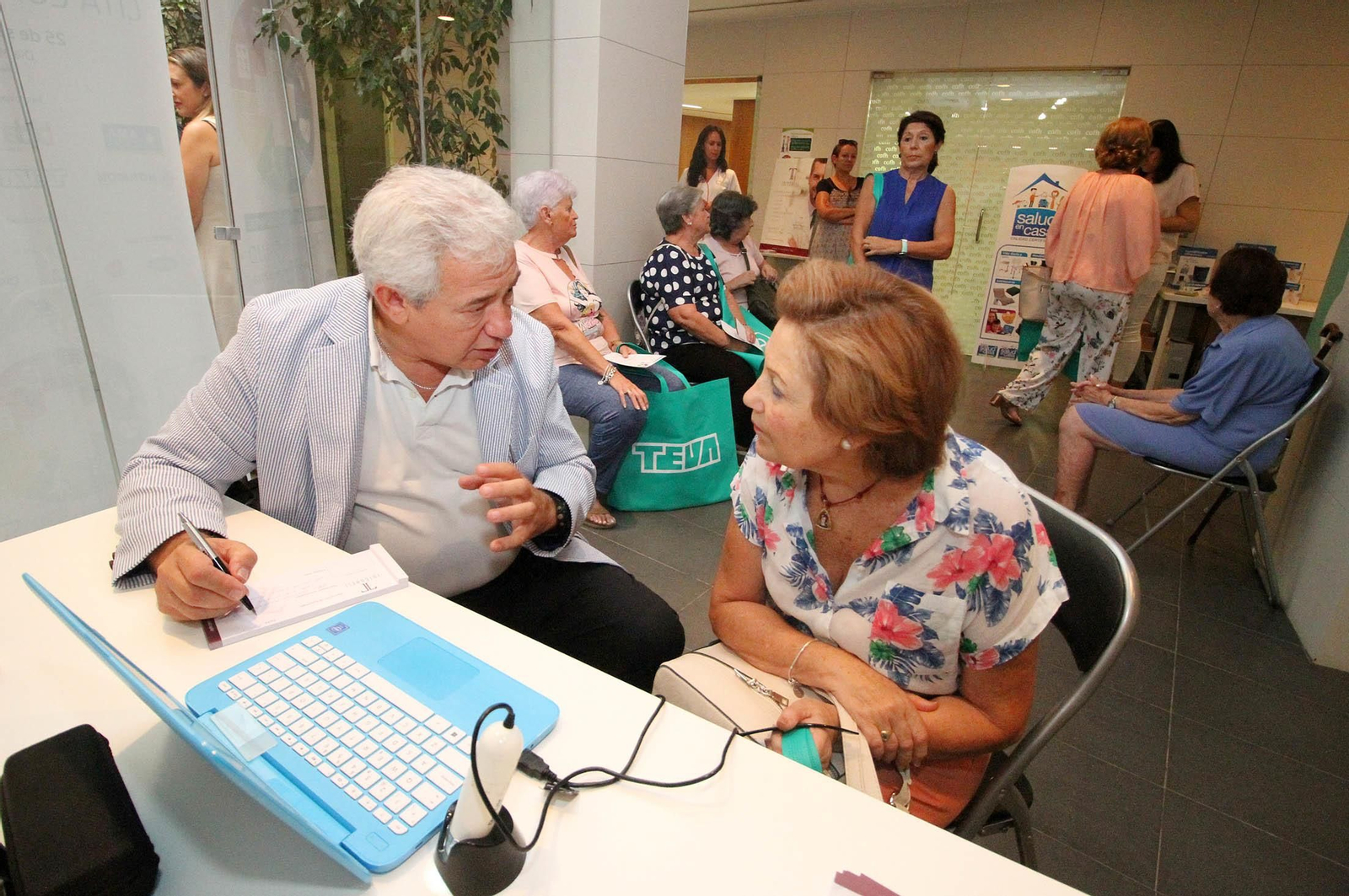 Imágenes de la jornada de puertas abiertas y circuito saludable en el Colegio de Farmacéuticos de Huelva