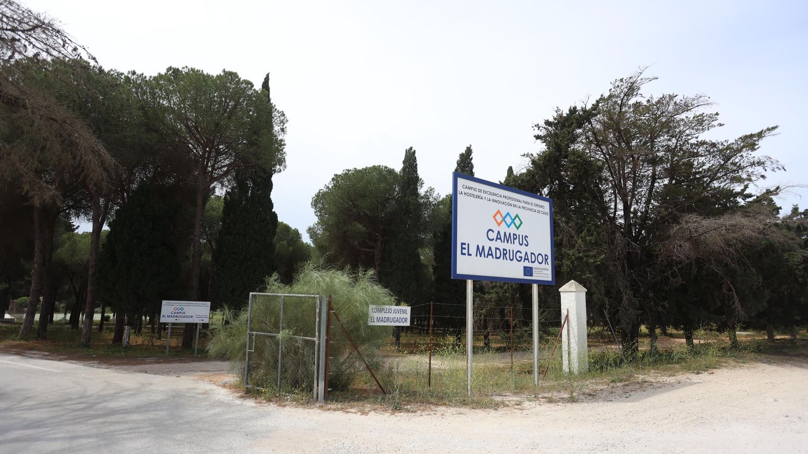 Entrada actual al Madrugador, donde se anuncia el campus de excelencia