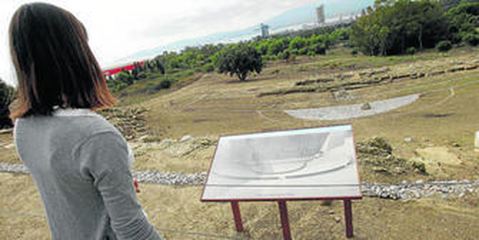 Imagen de la vista desde la parte superior del teatro romano de Carteia, así como la simulación de su estado original, ayer.