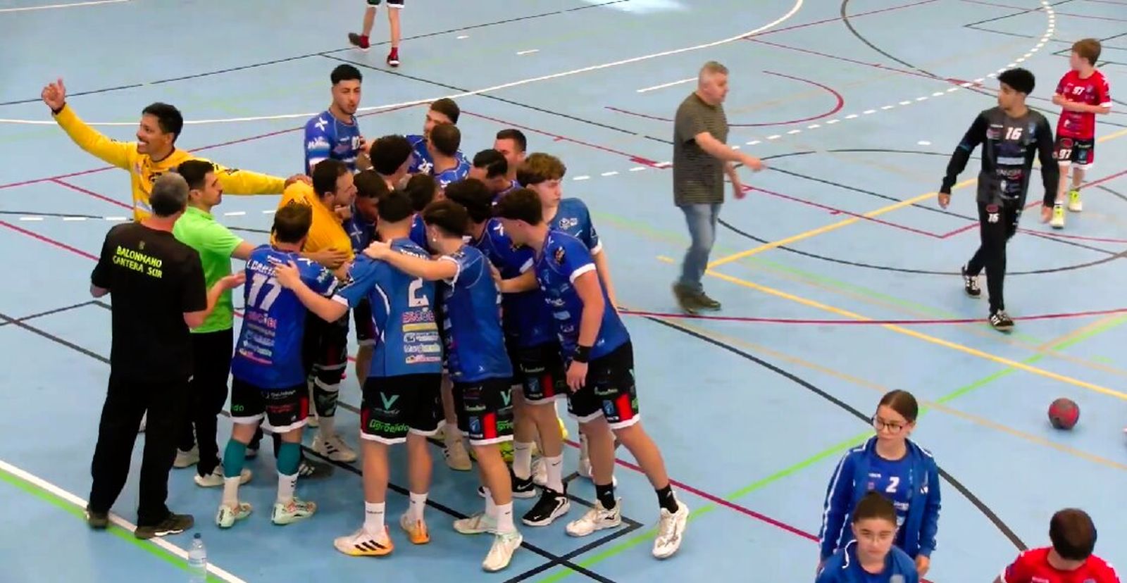 Los jugadores y cuerpo técnico del conjunto canterano-sureño hacen piña en la celebración de una victoria.