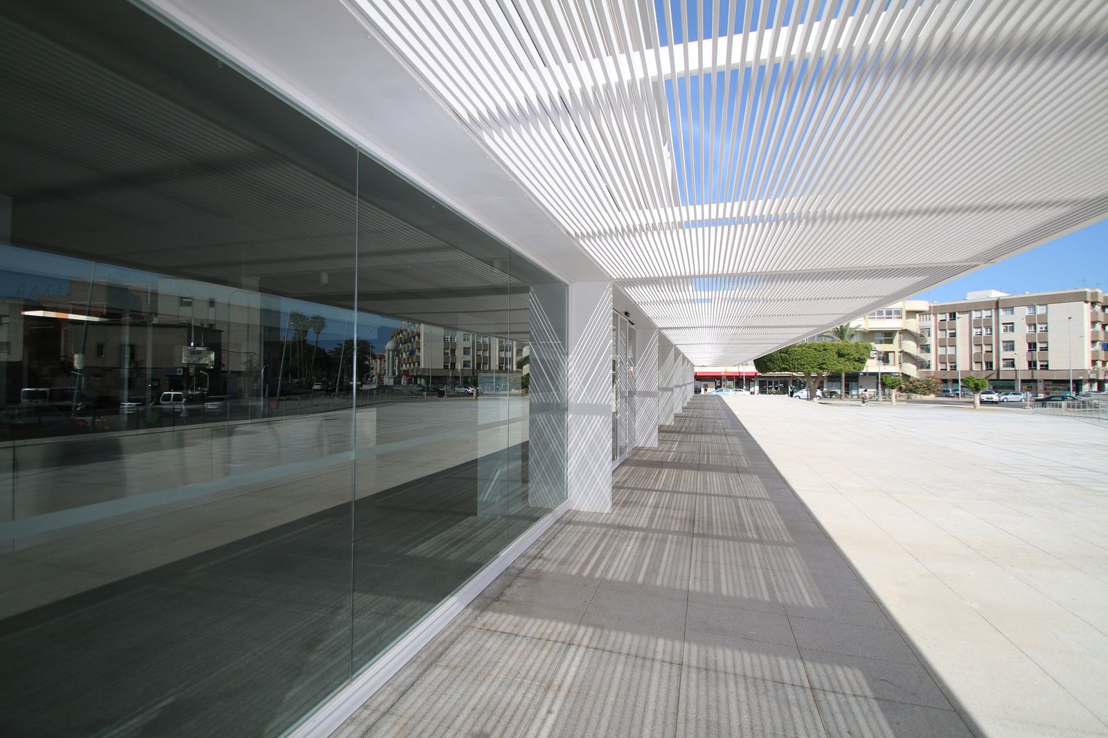 Vista parcial exterior del Mercado Municipal de Roquetas de Mar.