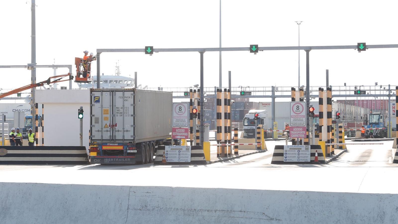 Un camión accede a las instalaciones de TTI Algeciras, este jueves. Un camión accede a las instalaciones de TTI Algeciras, este jueves.