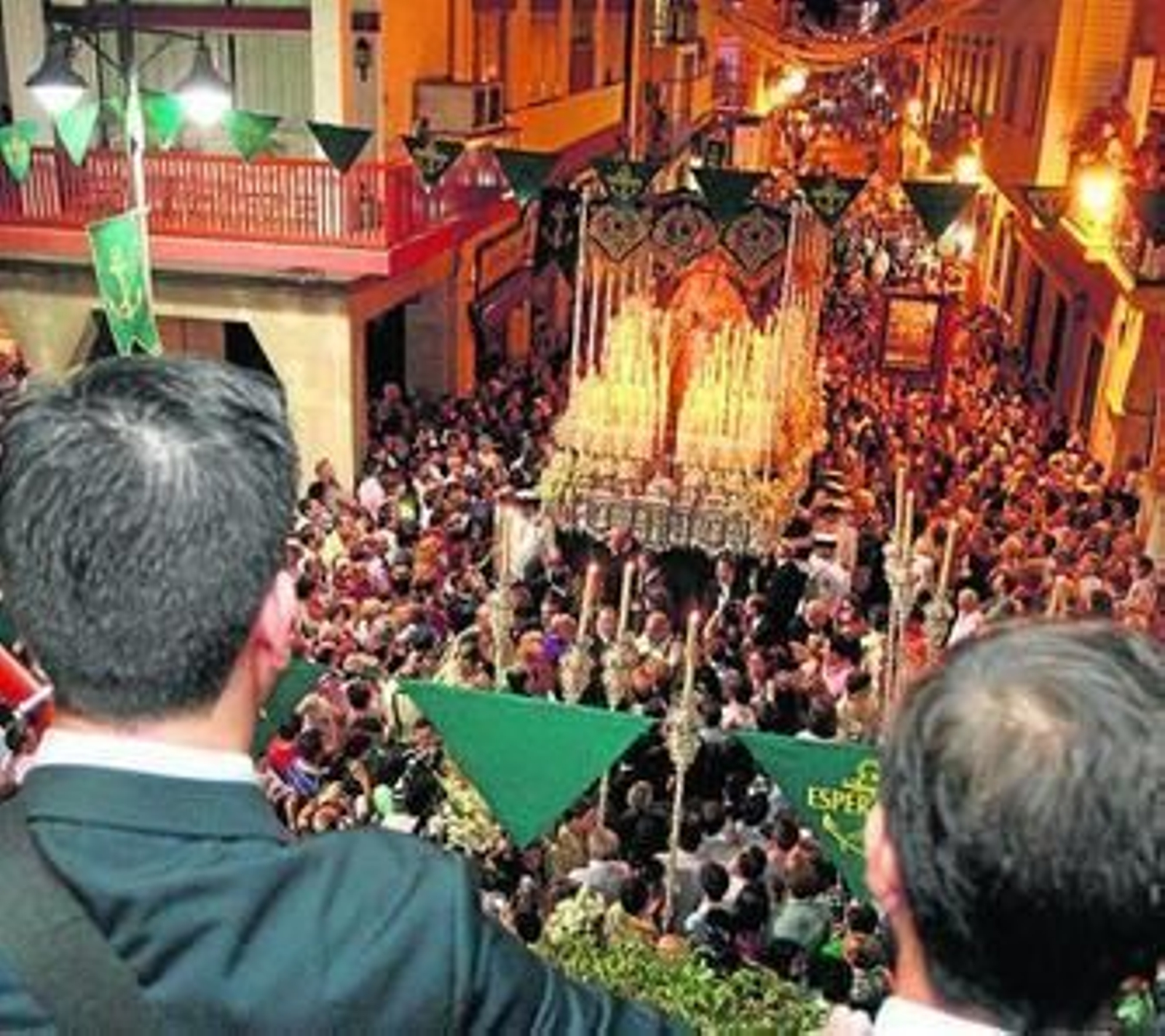 El paso de palio es objeto de una petalada momentos después de salir del templo.