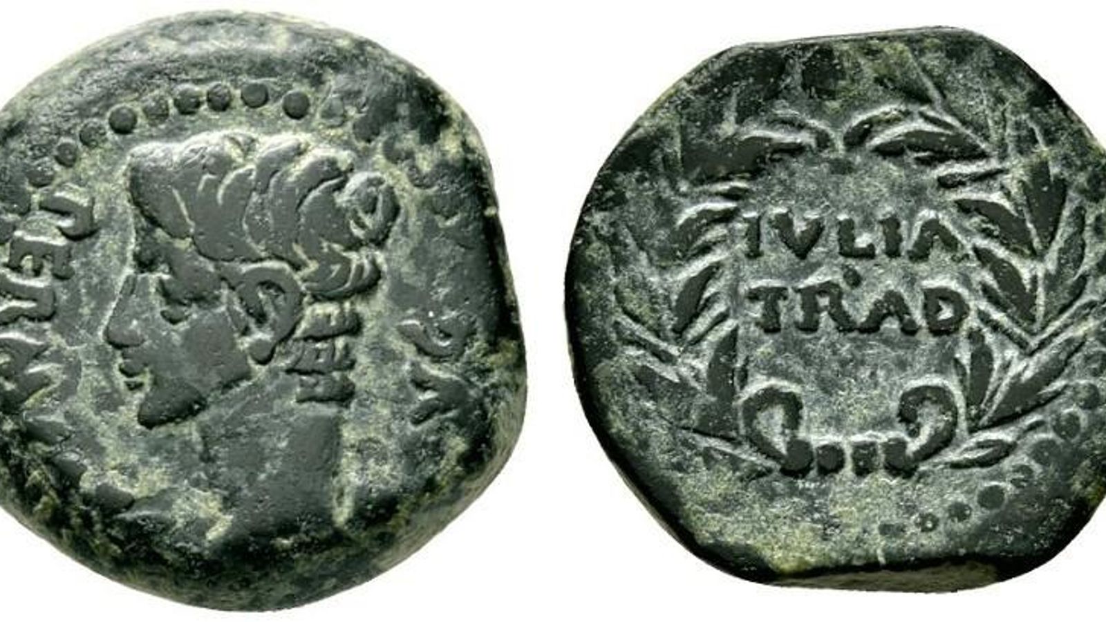 Moneda batida en Iulia Traducta. En el reverso aparece una corona de laurel y el nombre de la ciudad.