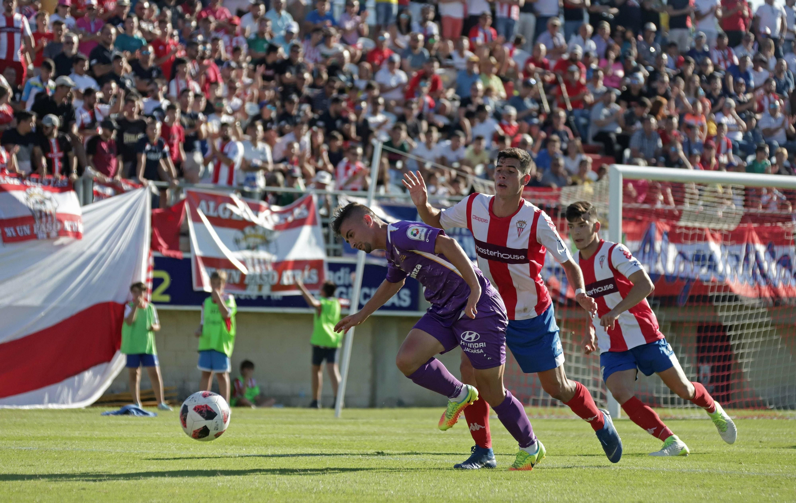 El algecireño Tote encima a un jugador del Jaén en el Nuevo Mirador.