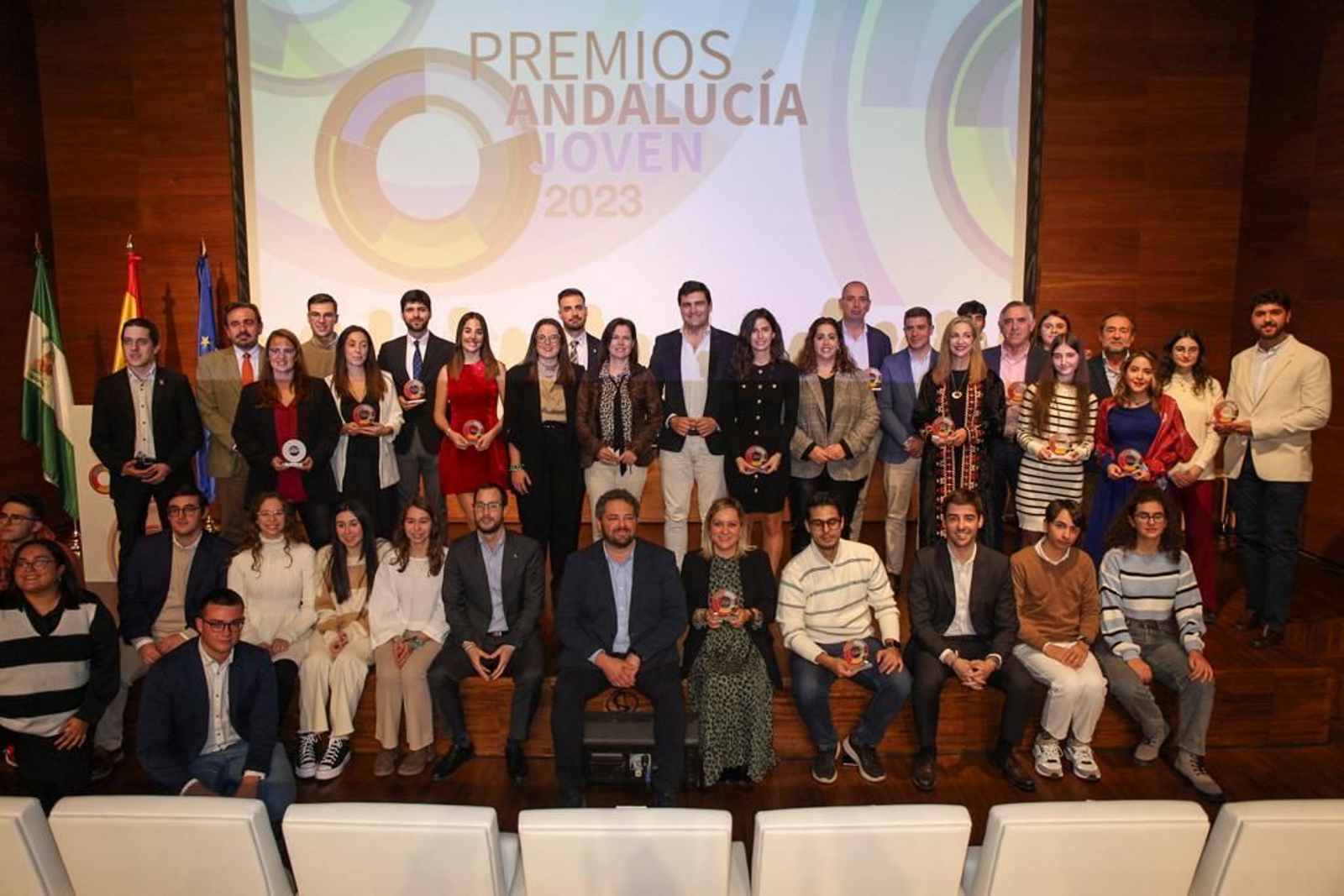 Foto de familia de los premiados.