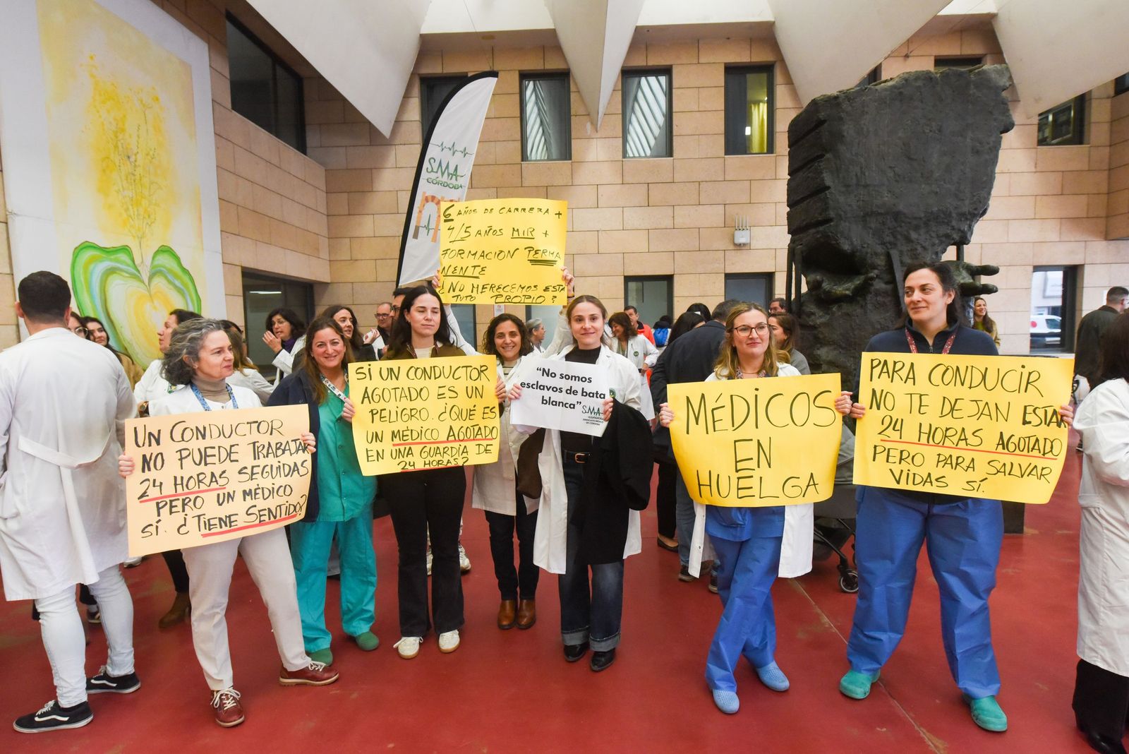Las imágenes de la marcha de los médicos cordobeses por un estatuto propio y la mejora de sus condiciones laborales
