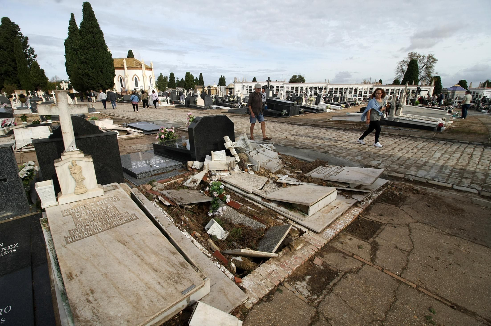 Imágenes del ambiente en el cementerio La Soledad, Huelva