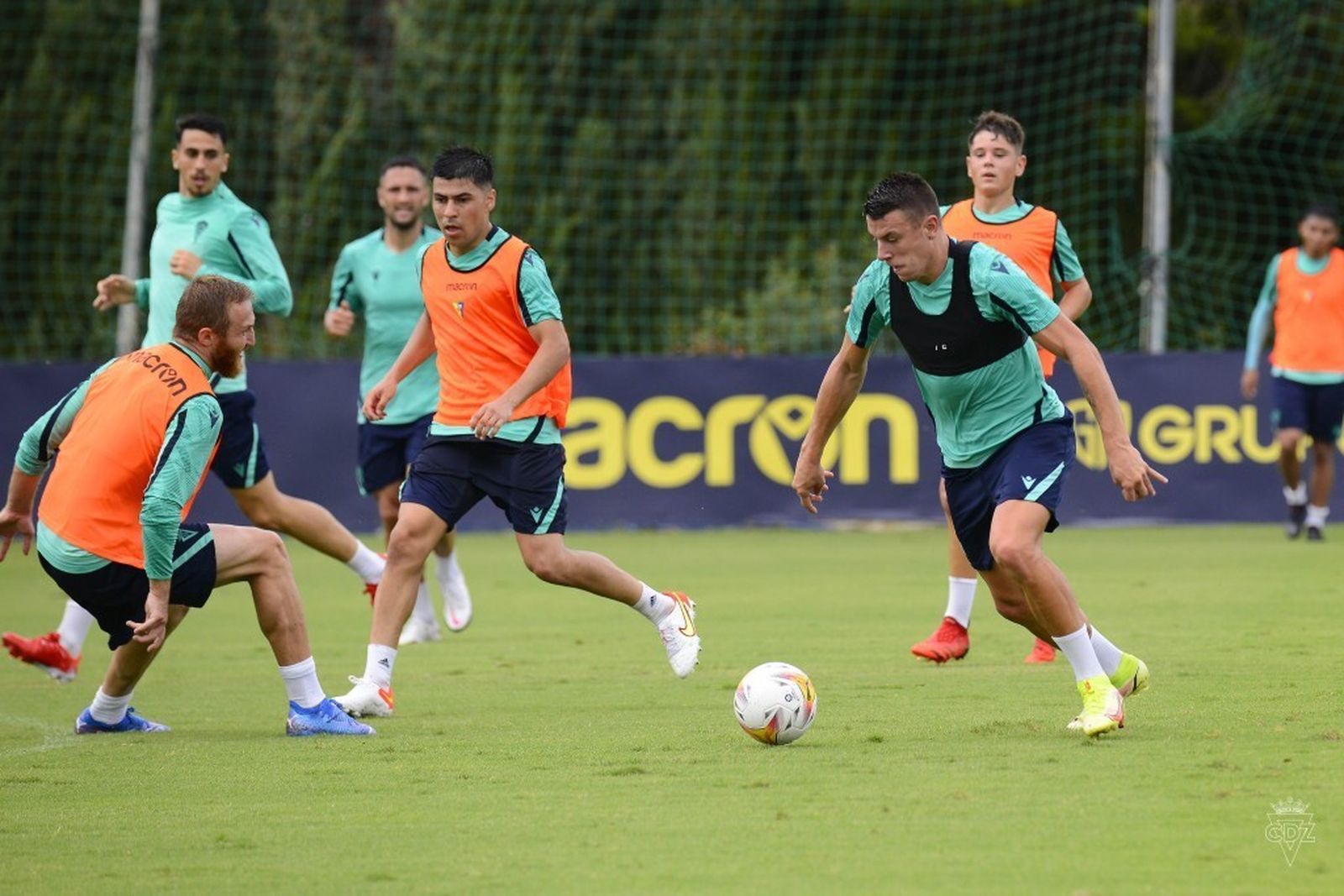Osmajic (d) en un entrenamiento.
