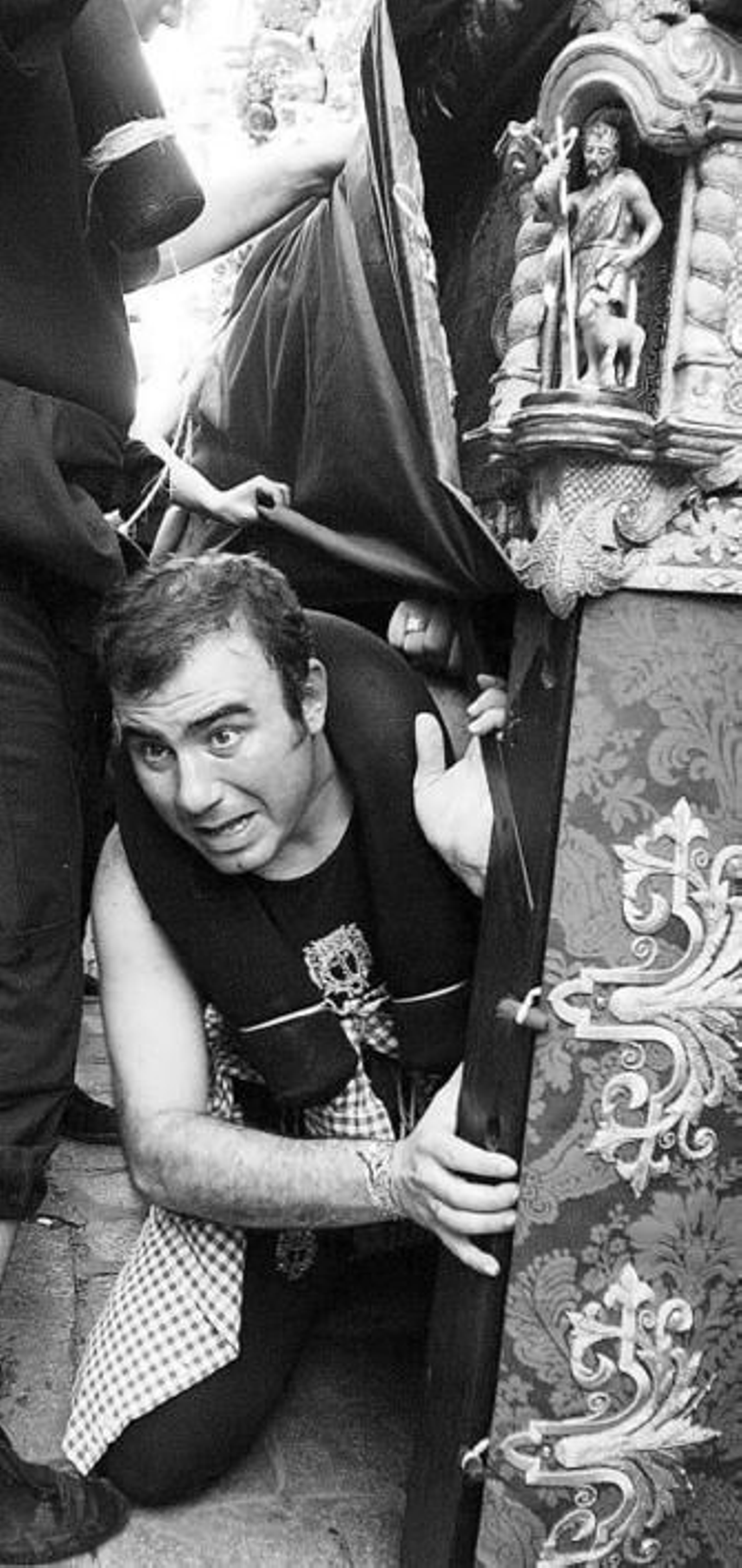 Un costalero de la Vera Cruz saliendo del paso.