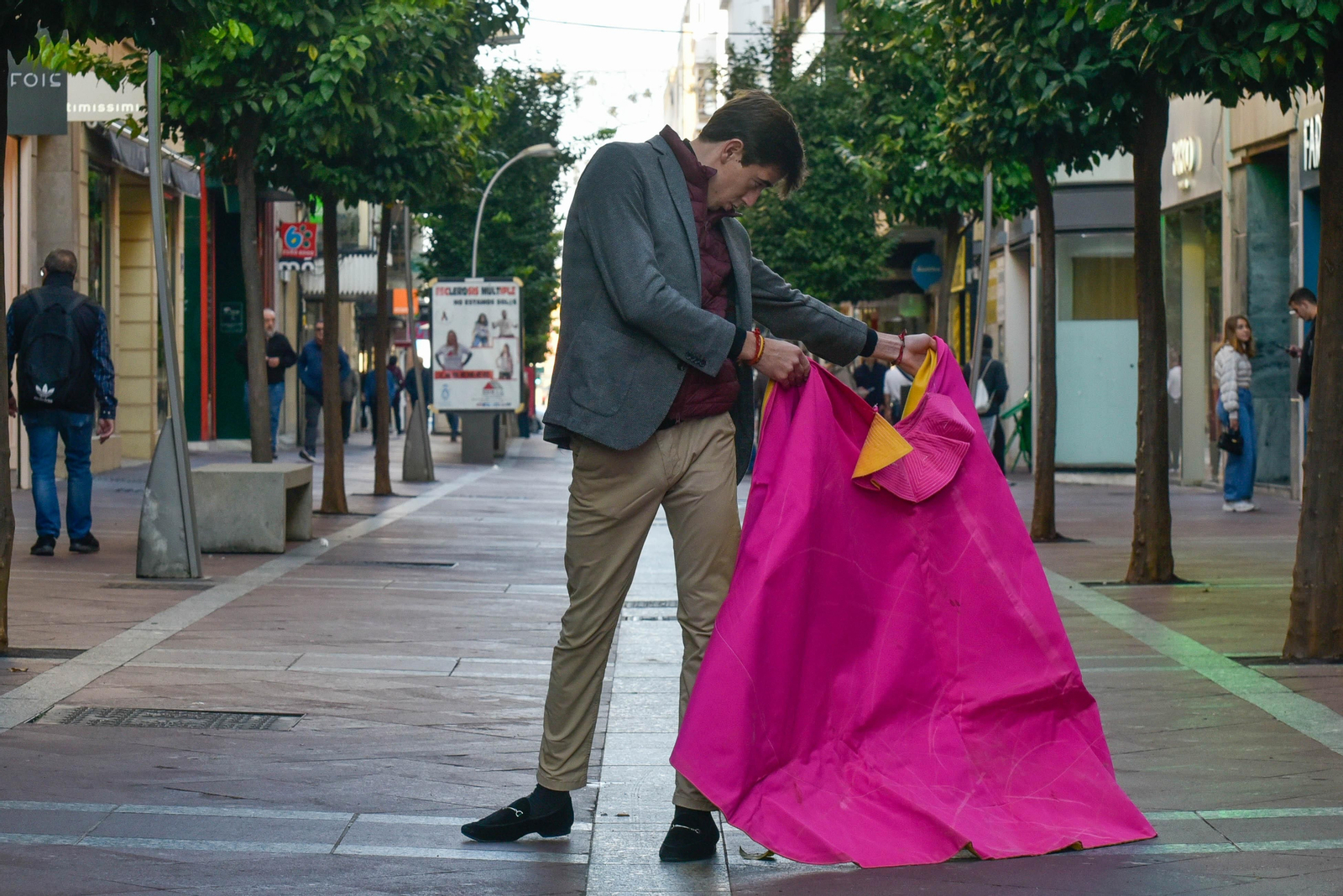 El novillero Pepe Luis Cirugeda torea en la calle Ancha de Algeciras.