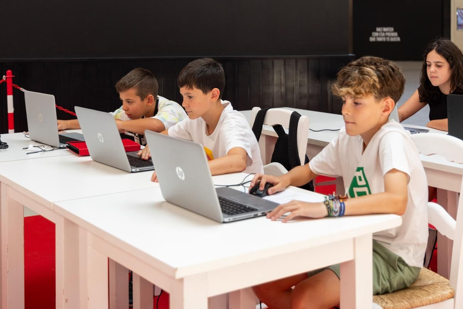 Así disfrutan los más jóvenes del campamento digital de La Loma,