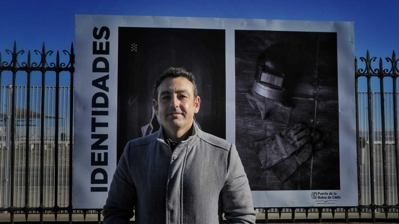 El fotógrafo Óscar Cárdenas ante uno de los paneles de la muestra. El fotógrafo Óscar Cárdenas ante uno de los paneles de la muestra.