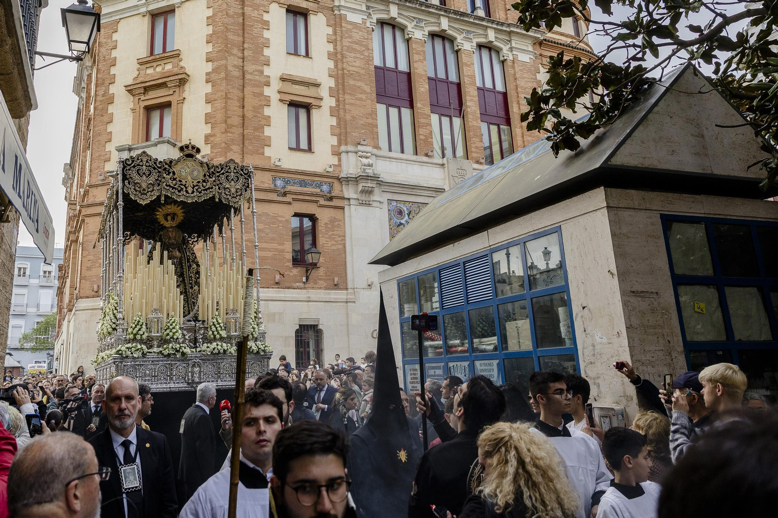 Imágenes de la procesión de la Virgen de los Dolores de Servitas en Cádiz