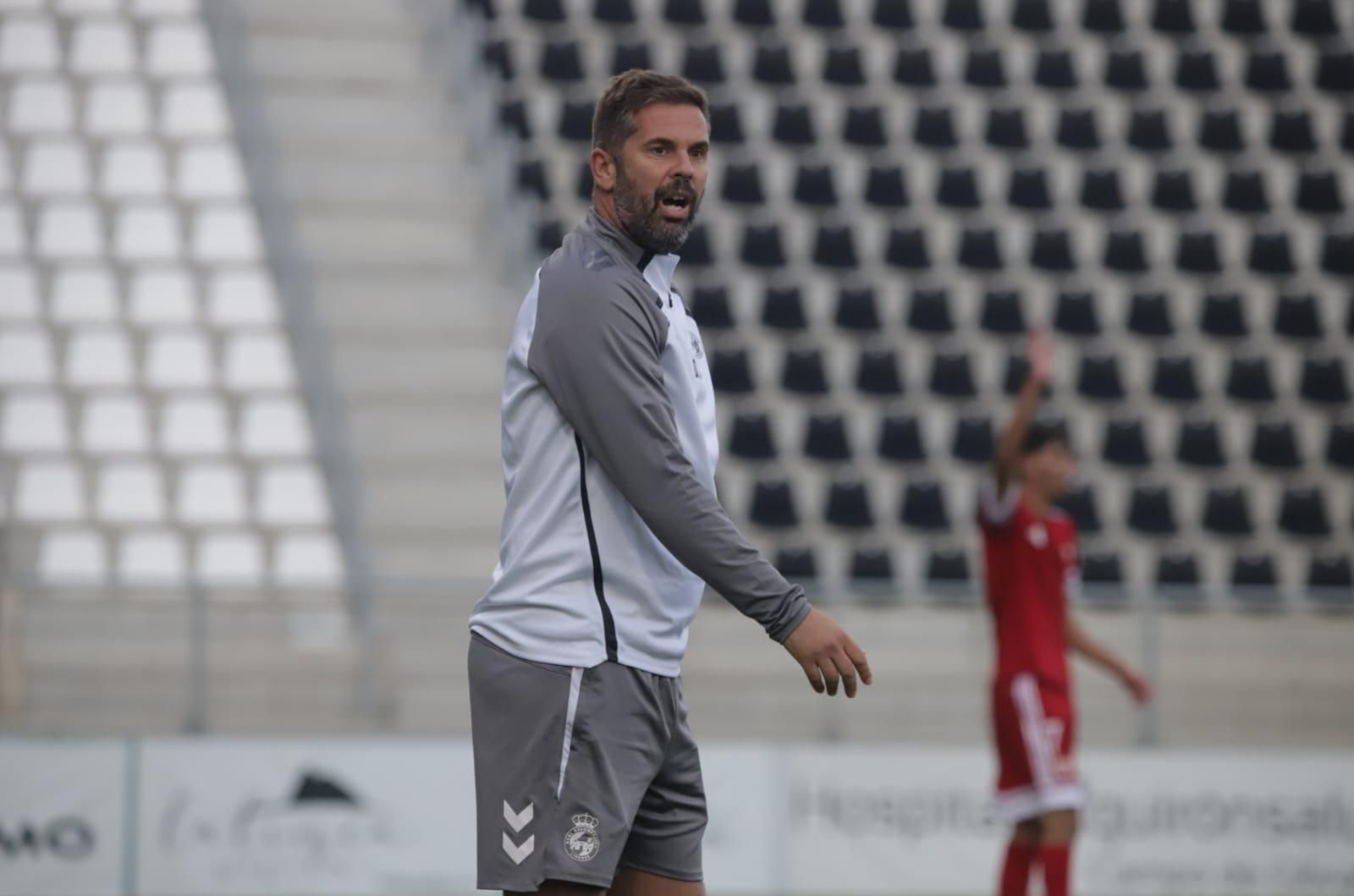 David Sánchez, entrenador de la Real Balompédica Linense, durante el encuentro contra el Sevilla C