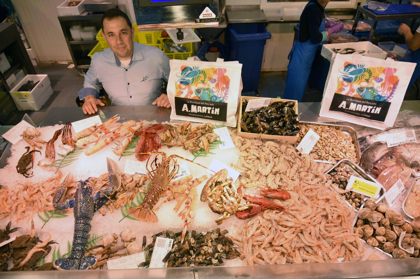 Javier Martín, en su pescadería en una imagen de archivo.