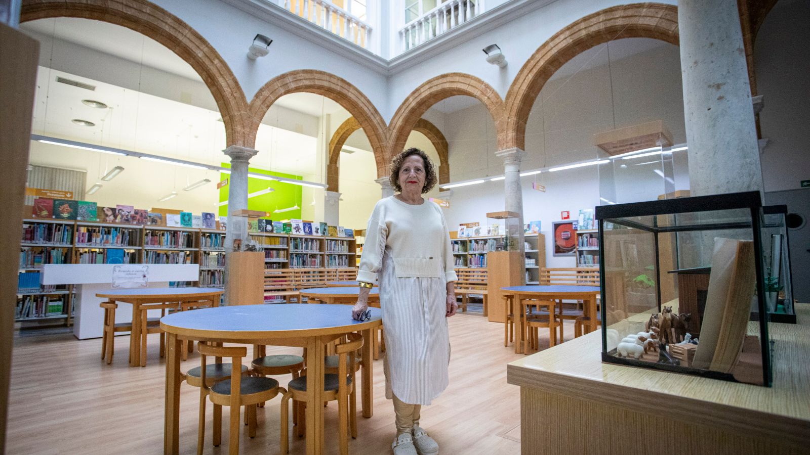 María José Vaquero, en el patio de la Biblioteca Pública Provincial.