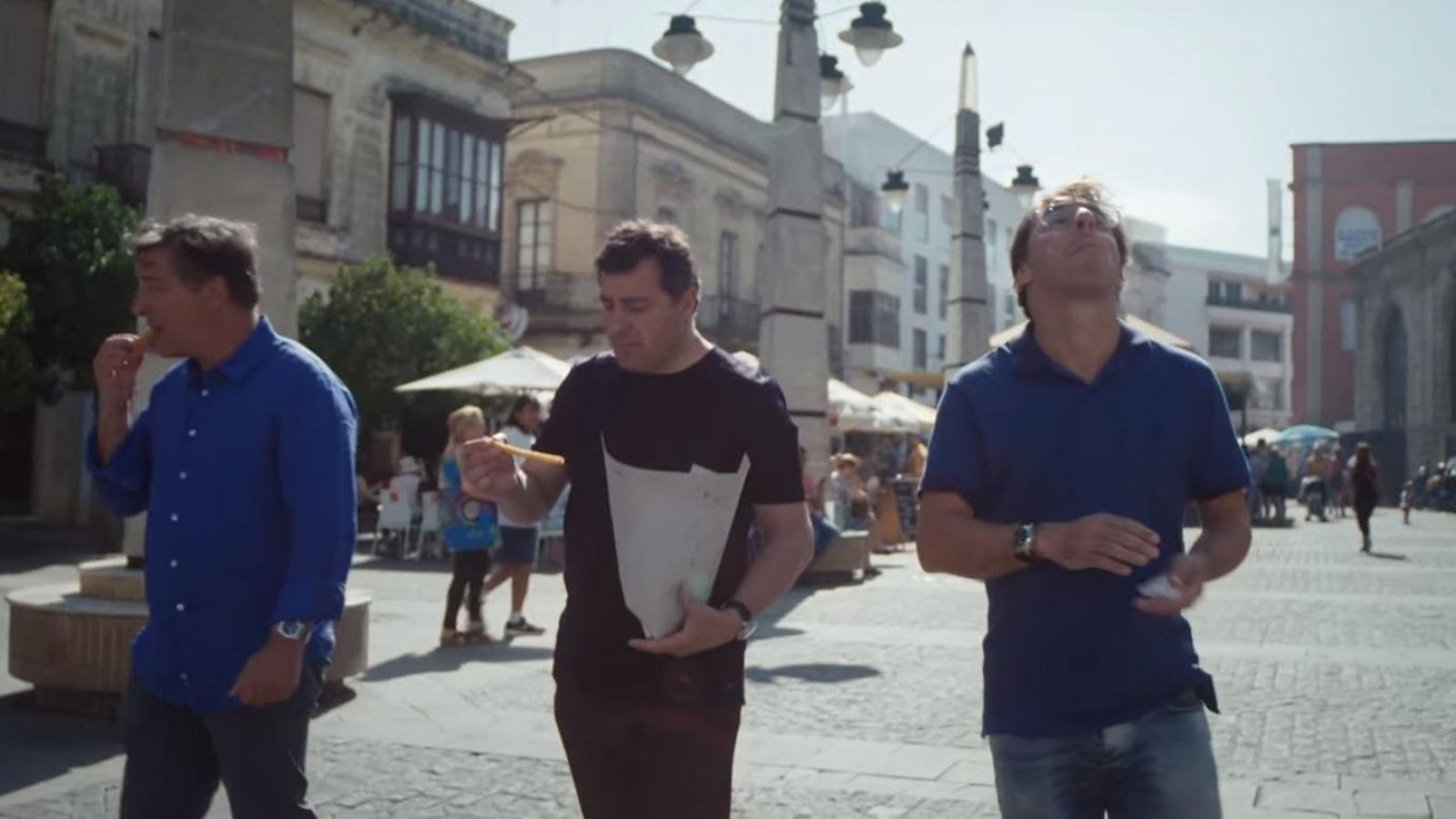 Los hermanos Roca con el papelón de churros en la calle Doña Blanca. Los hermanos Roca con el papelón de churros en la calle Doña Blanca.