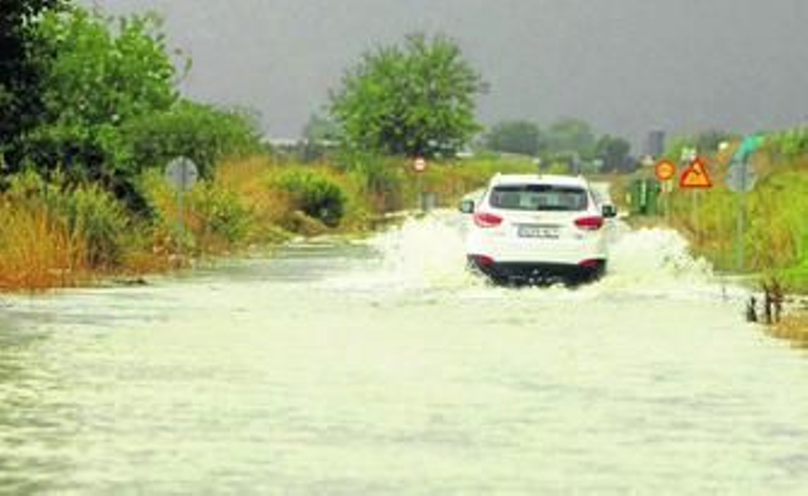 Aspecto que presentaba ayer la carretera de Estella al circuito, con el agua dificultando la conducción.