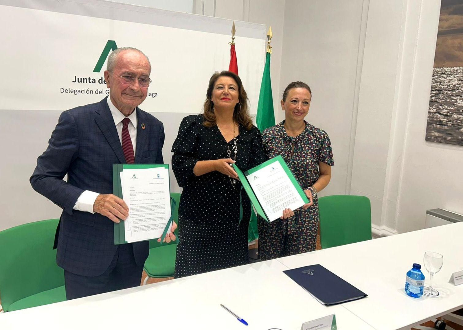 El alcalde de Málaga, Francisco de la Torre, la consejera de Agricultura, Carmen Crespo, y la delegada del Gobierno de la Junta en Málaga, Patricia Navarro. El alcalde de Málaga, Francisco de la Torre, la consejera de Agricultura, Carmen Crespo, y la delegada del Gobierno de la Junta en Málaga, Patricia Navarro.