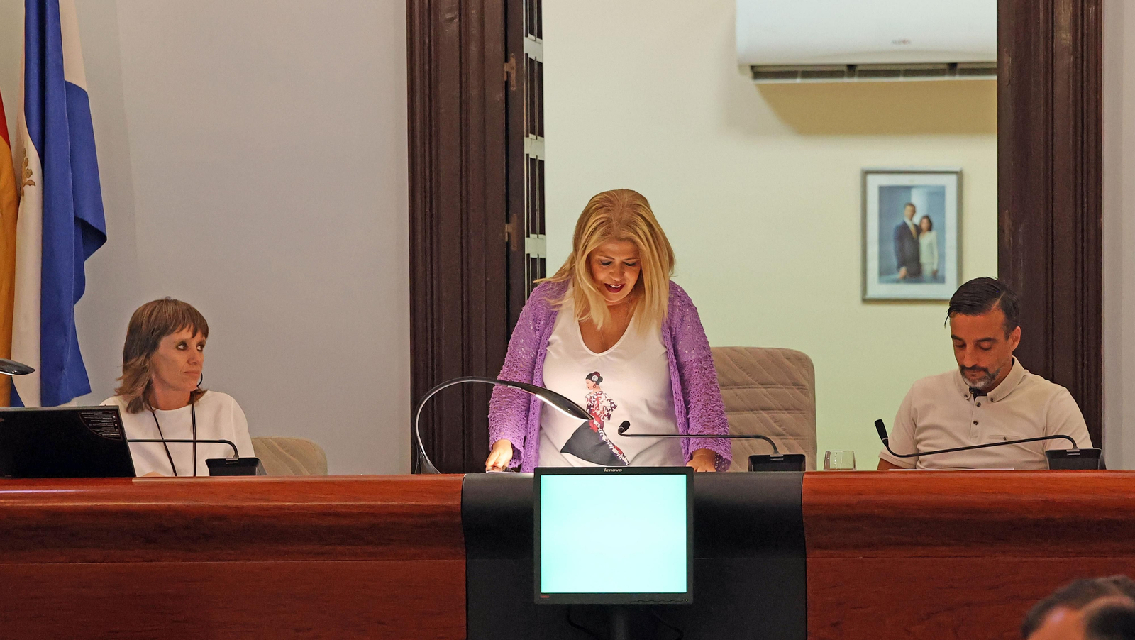 La alcaldesa, con los delegados de Economía y Urbanismo durante un pleno. La alcaldesa, con los delegados de Economía y Urbanismo durante un pleno.