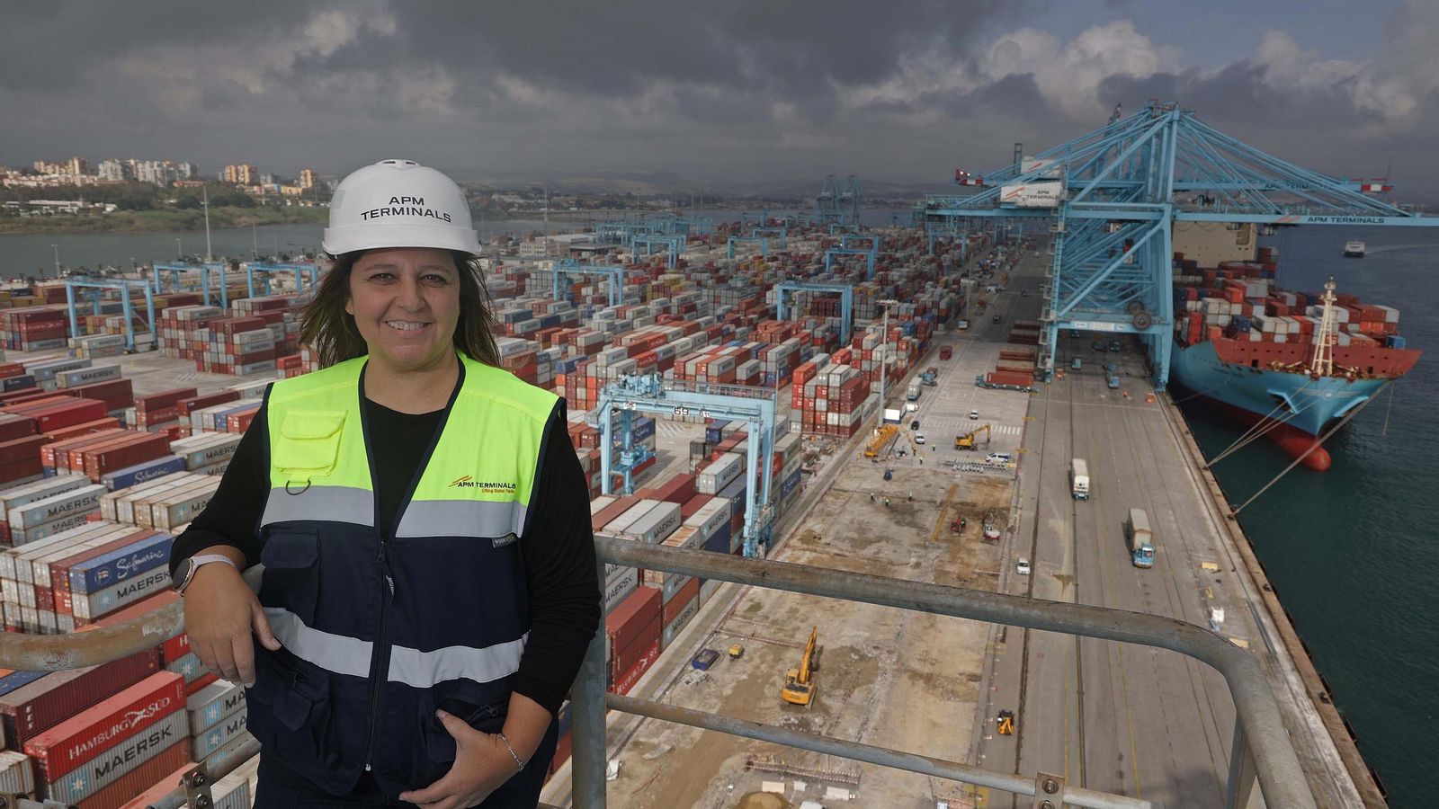 Míriam Mateo, coordinadora de Mantenimiento de Obra Civil en APM Terminals Algeciras, sobre una grúa desde la que se observa la zona en obras.