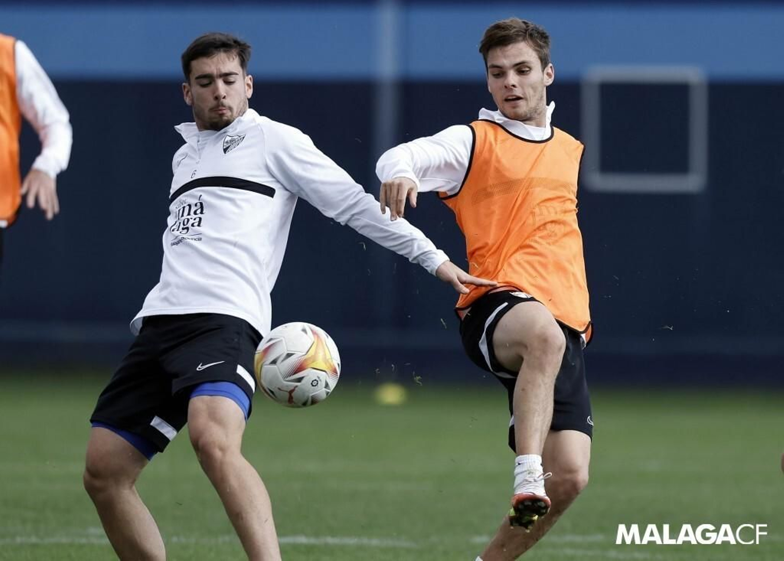 Ramón y Febas pugnan por una pelota. Ramón y Febas pugnan por una pelota.
